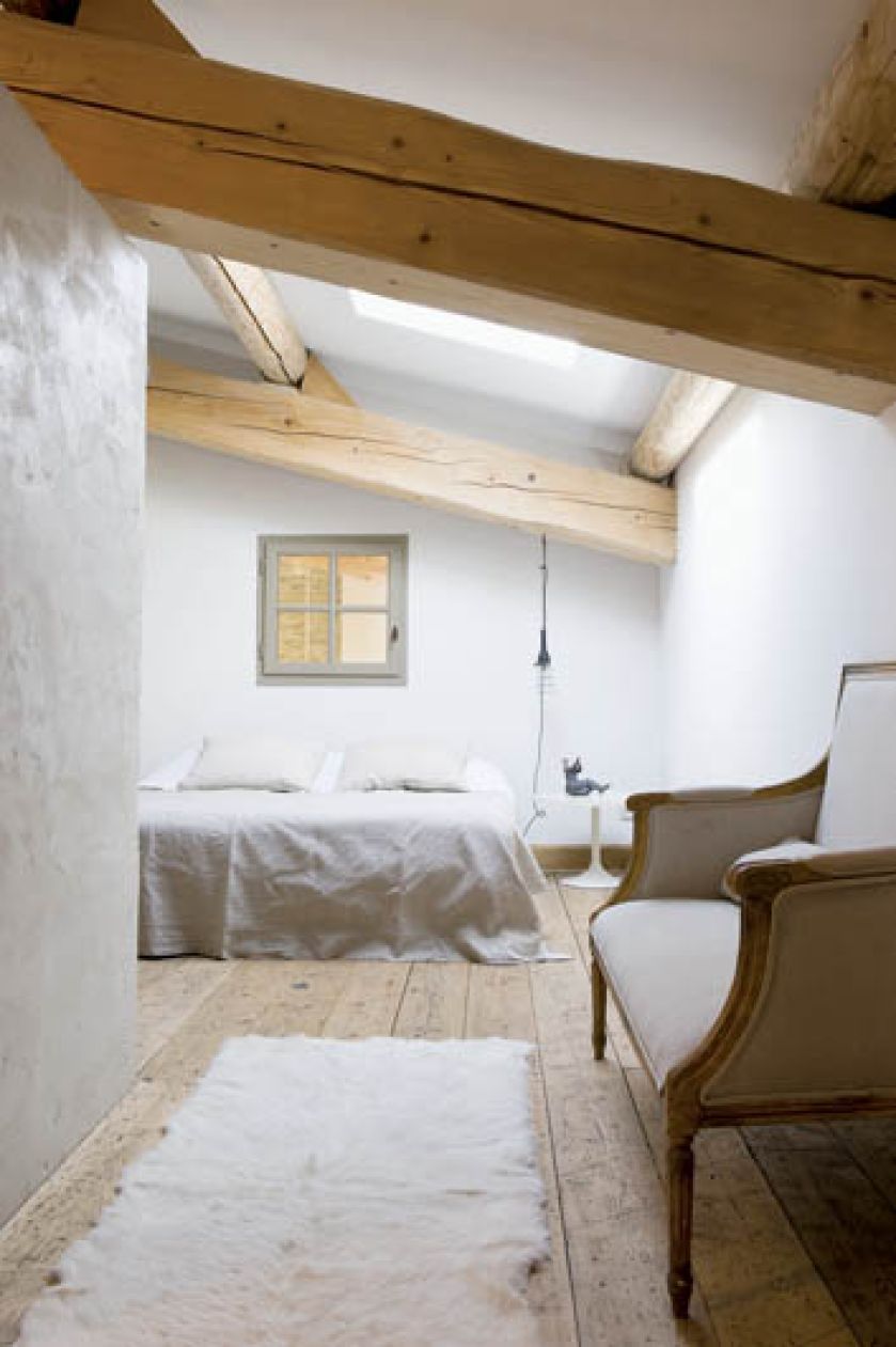 Architektka wymyśliła sypialnię jak domek na drzewie. Tyle tylko, że nie wisi w ogrodzie, ale nad kuchnią i dziennym