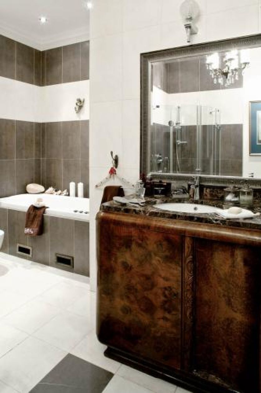 Artdecowski kredens fornirowany czereśnią został przerobiony na łazienkową szafkę. Pomieścił dwie umywalki, a wśrodku ukrywa