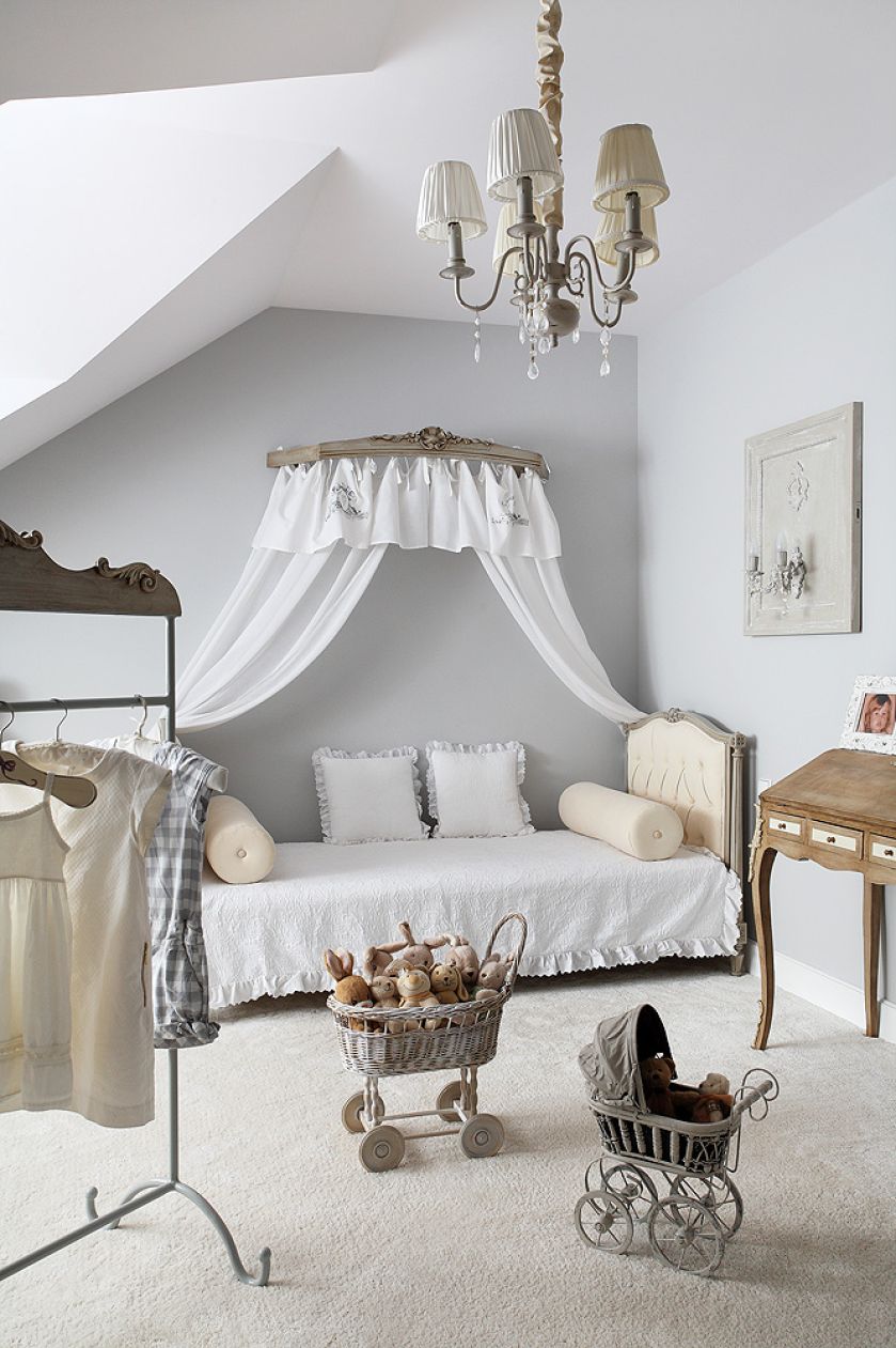 łóżko z baldachimem