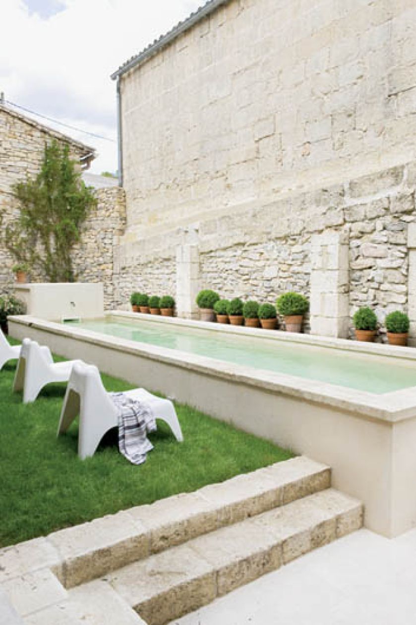 Basen widać z każdego miejsca w domu.