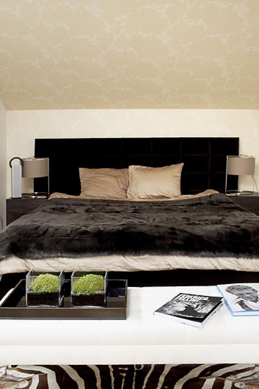 Beż, biele i szarość to idealne tło dla minimalistycznych mebli.