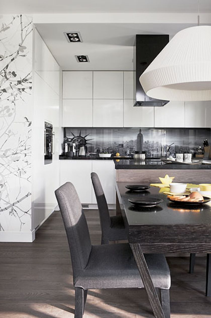 Biała kuchnia z ciekawym widokiem nad blatem.