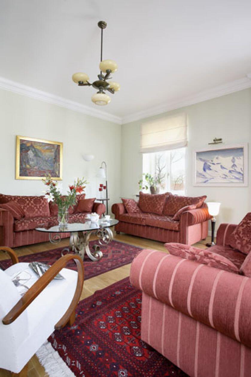 Białe fotele i stoliki art deco przyjechały z Krakowa, lampka w tym samym stylu - z Broniszy. Kanapy kupili