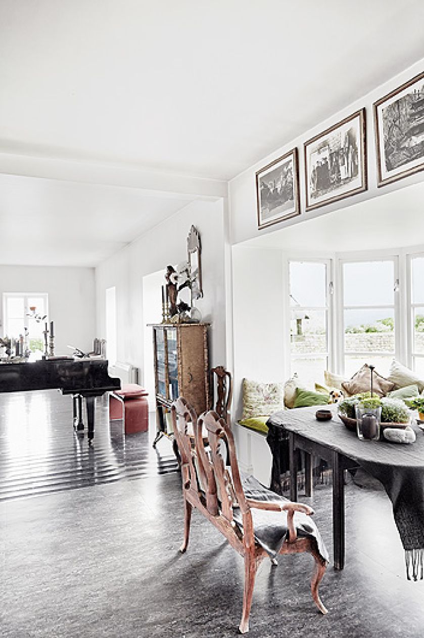 Białe ściany i podłogi w kolorze antracytu wprowadziły do wnętrza spokój.