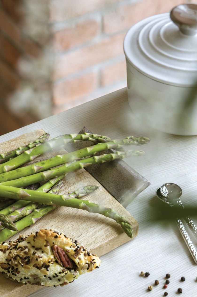 biały blat w białej kuchni