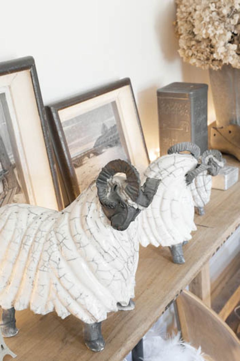 Bibeloty w salonie ułożono niczym teatralne dekoracje.