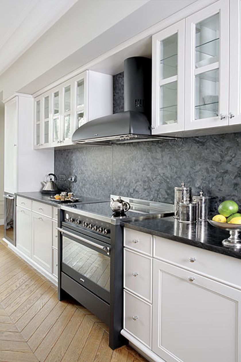 Biel i czerń w wydaniu eleganckim. Luksus w męskim apartamencie