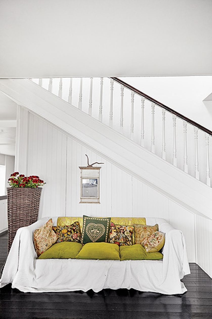 Biel ustepuje miejscami soczystym kolorom - głównie orientalnych dodatków: poduch, narzut, figurek.