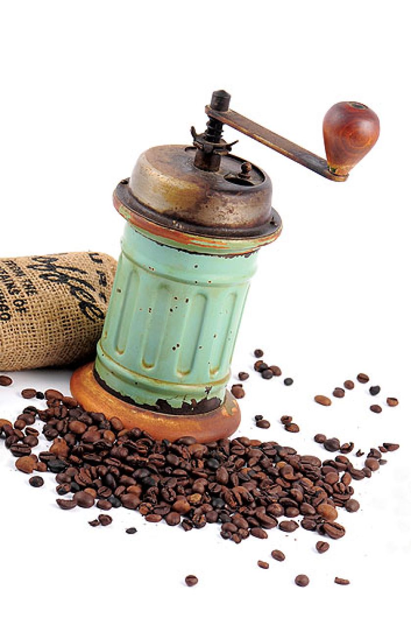 Blaszany młynek z regulacją grubości mielenia.