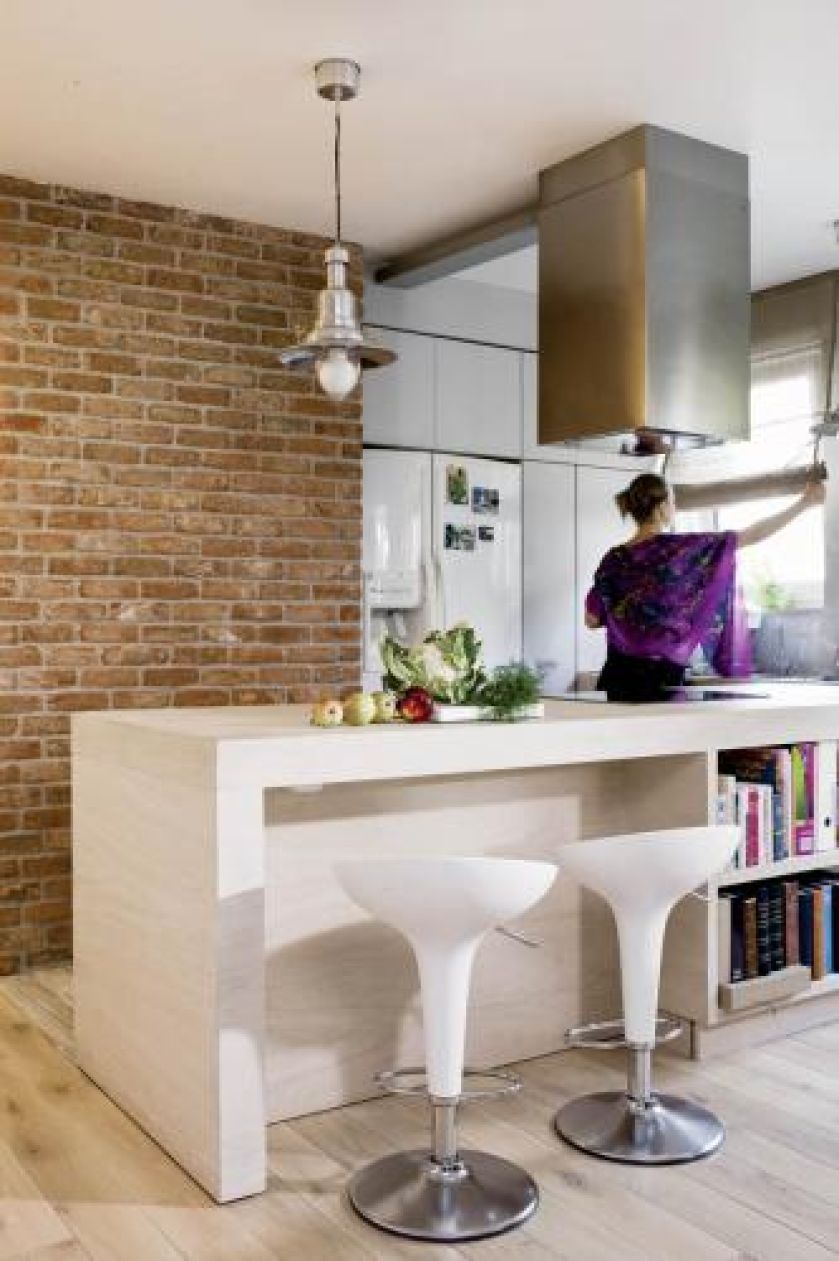 Blat kuchenny pełni rolę stołu. Loft z koronkami