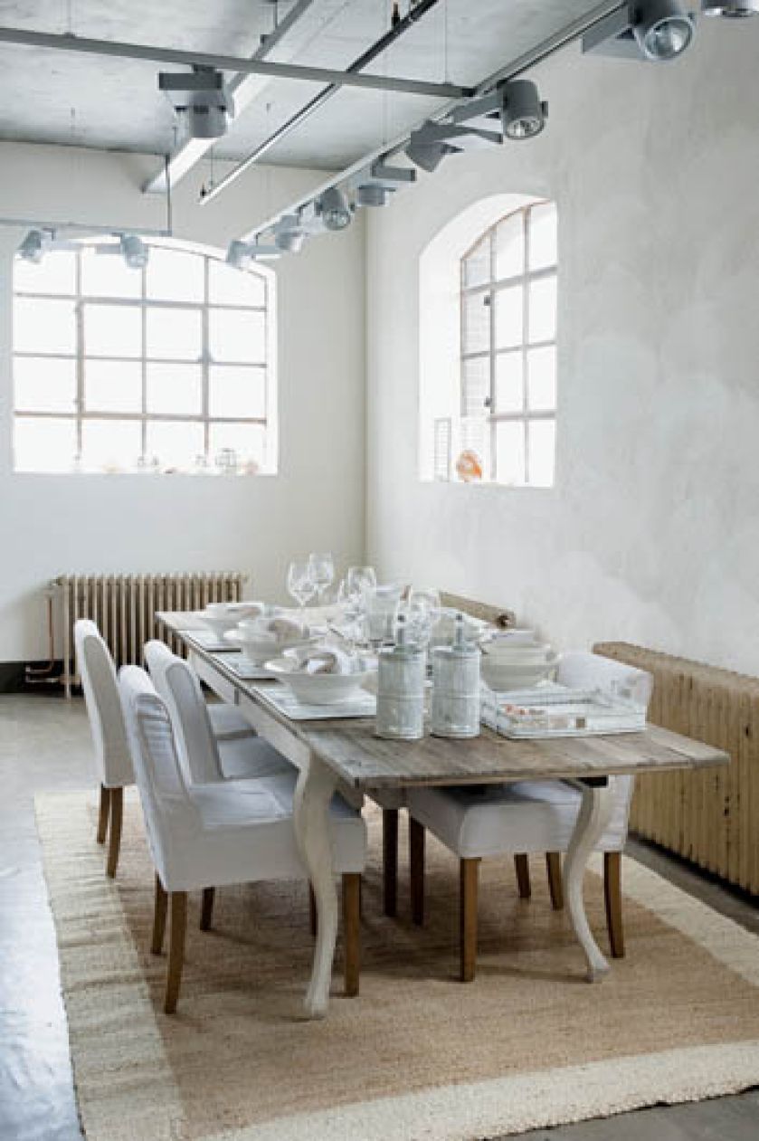 Blat tego rozkładanego stołu driftwood (6999 zł) jest zrobiony ze stuletniego drewna. Za krzesło Saville