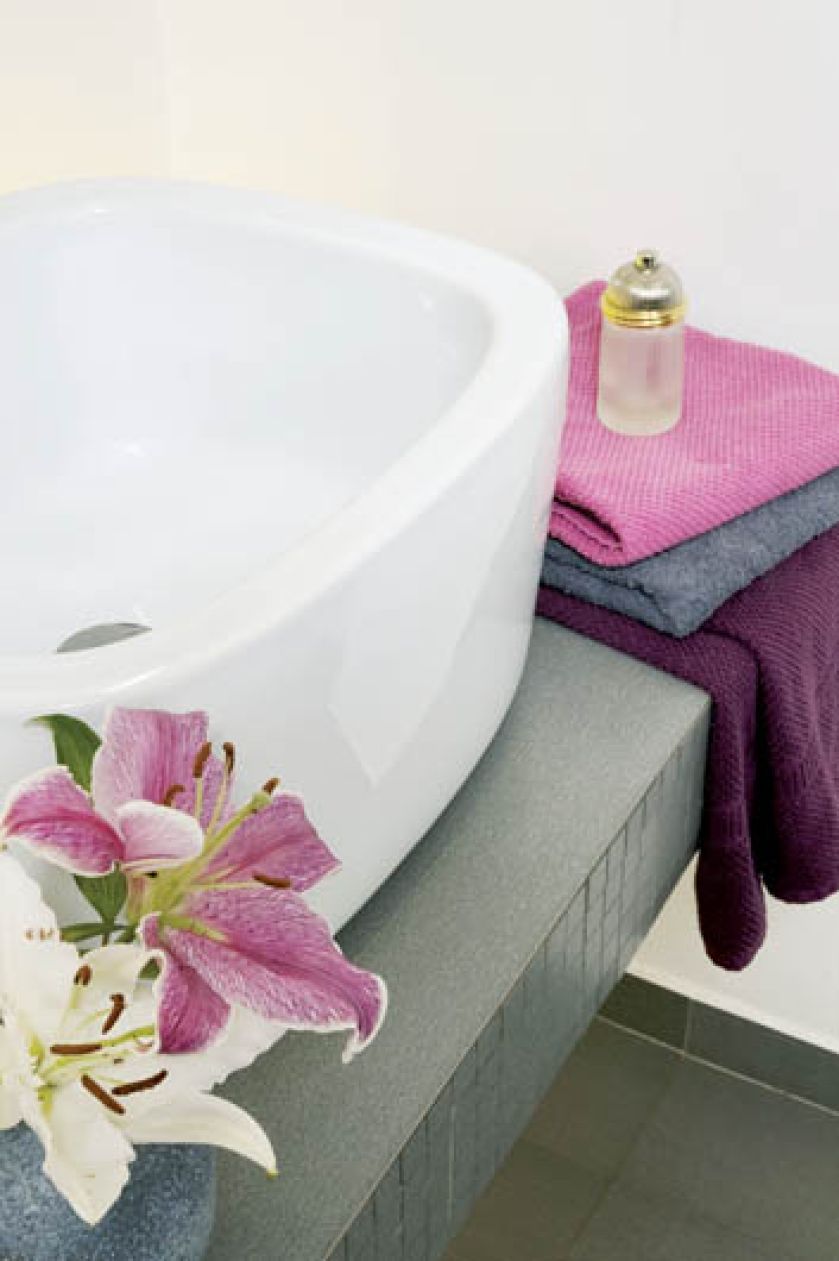 Blat, w który wpuszczono umywalkę służy za półkę na drobiazgi.