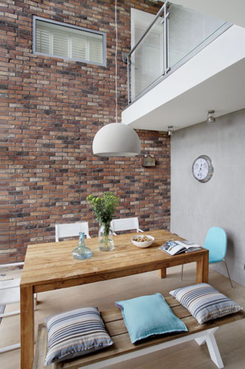 Błękit, cegła i drewno. Loft z kotami