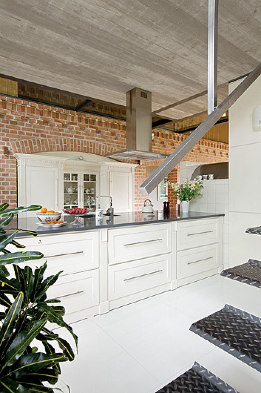 Ceglana ściana i nowoczesne meble - dobre połączenie.