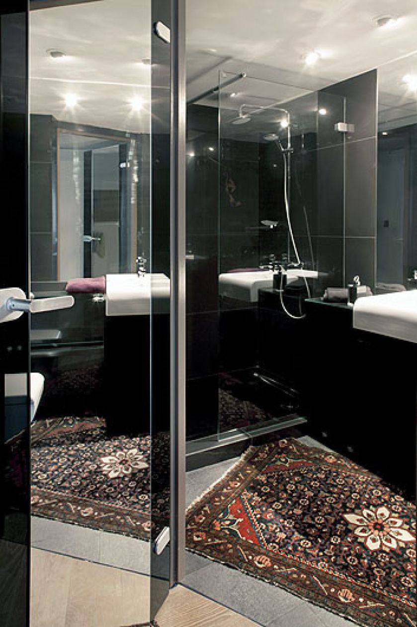 Ceramika i dodatki ze sklepu Bodo, szklane drzwi z Master-house.