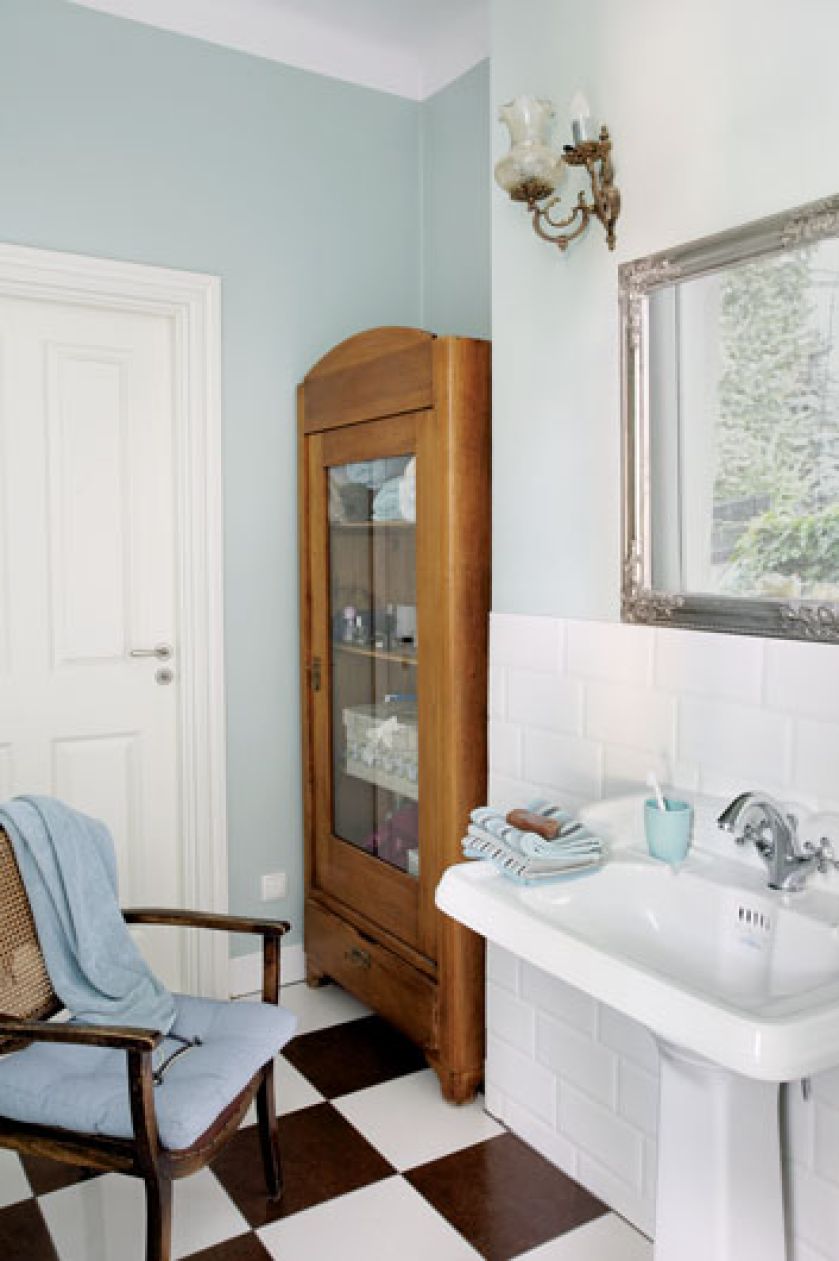 Ceramika w stylu retro, do tego białe płytki-cegiełki, szachownica na podłodze i jeden, dwa mebelki z przeszłością.