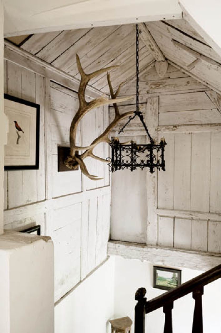 Charles uważa, że najbardziej eleganckie kolory to biel, beż i kość słoniowa. Ograniczył się do