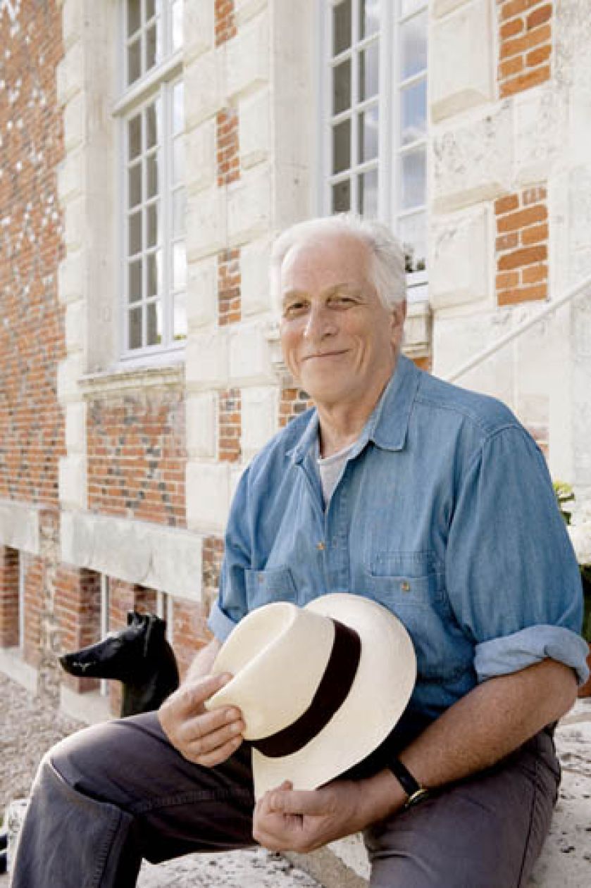 Charlesa Spada - projektant i antykwariusz - przed swoim zameczkiem.