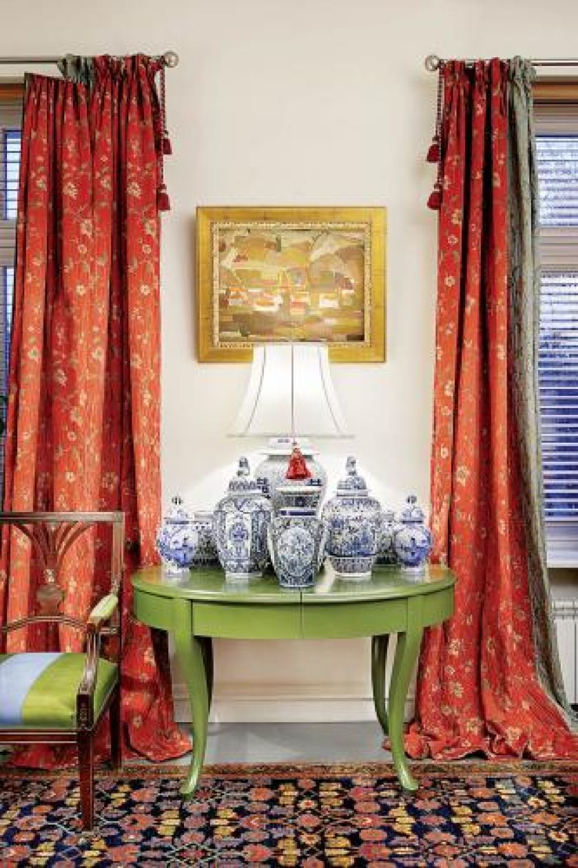 Chińska lampa pośród waz z Delft. Do tego angielskie zasłony i tureckie dywany. Różne wzory i kolory, a wszystki