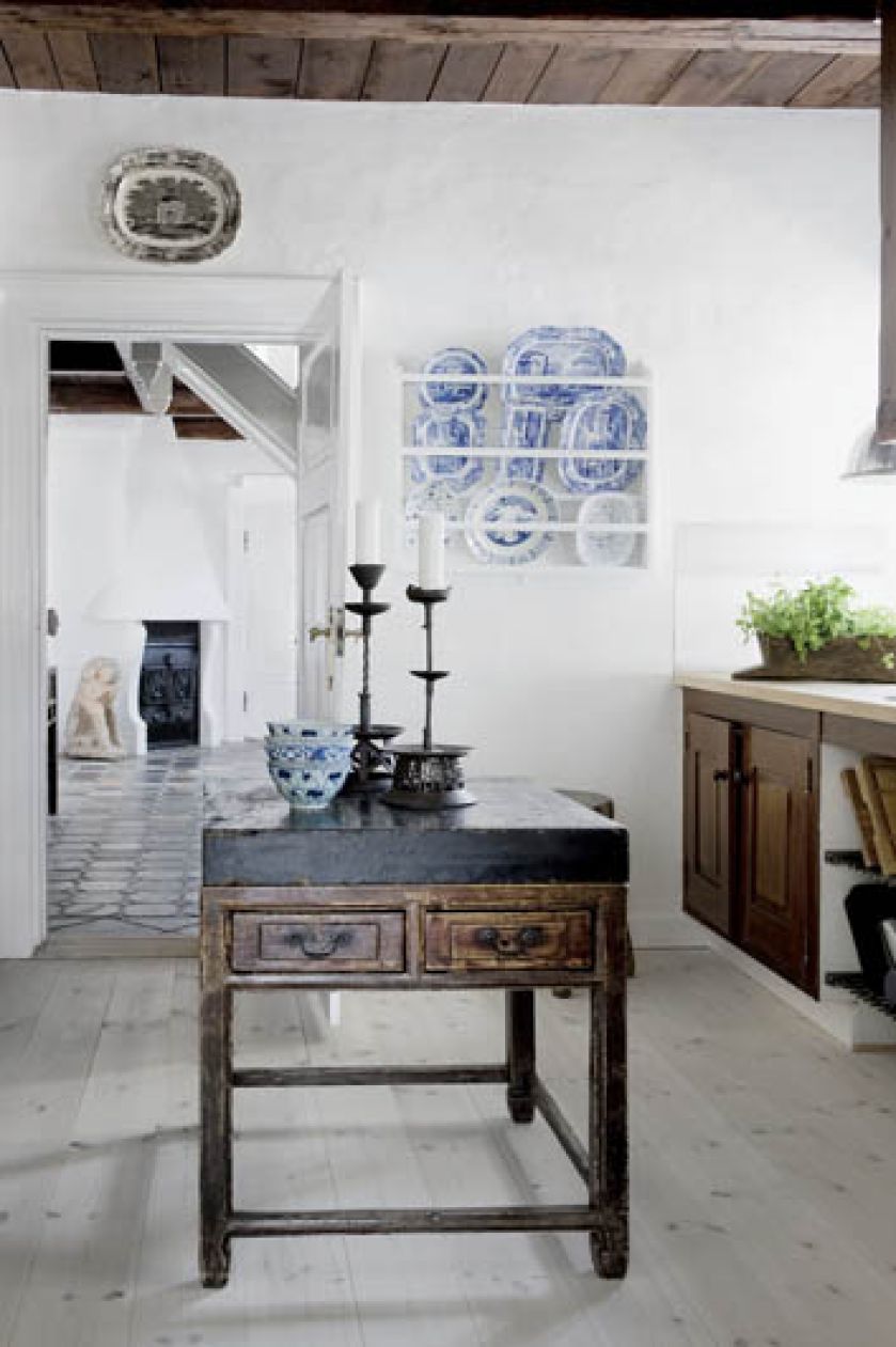 Chiński, stary stolik z kamiennym blatem waży aż 70 kilogramów.