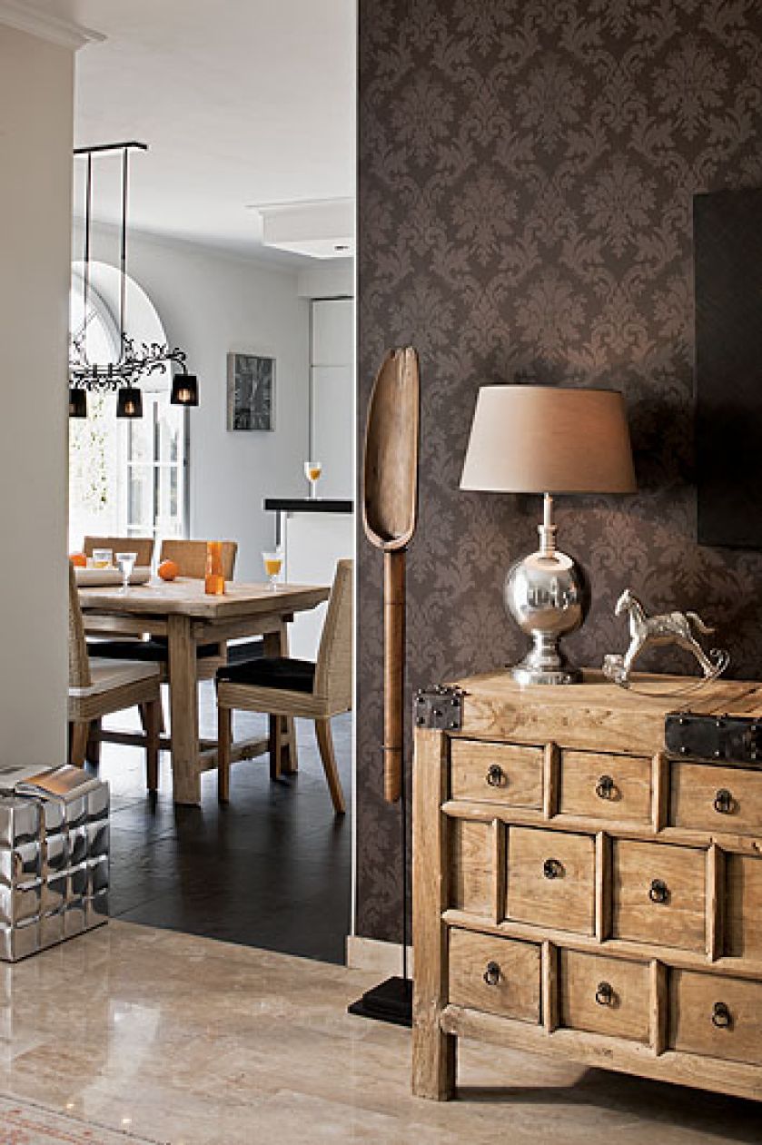 Ciemna tapeta jest idealnym tłem dla unikatowej chińskiej komody. Dodatki z aluminium i patynowanego na