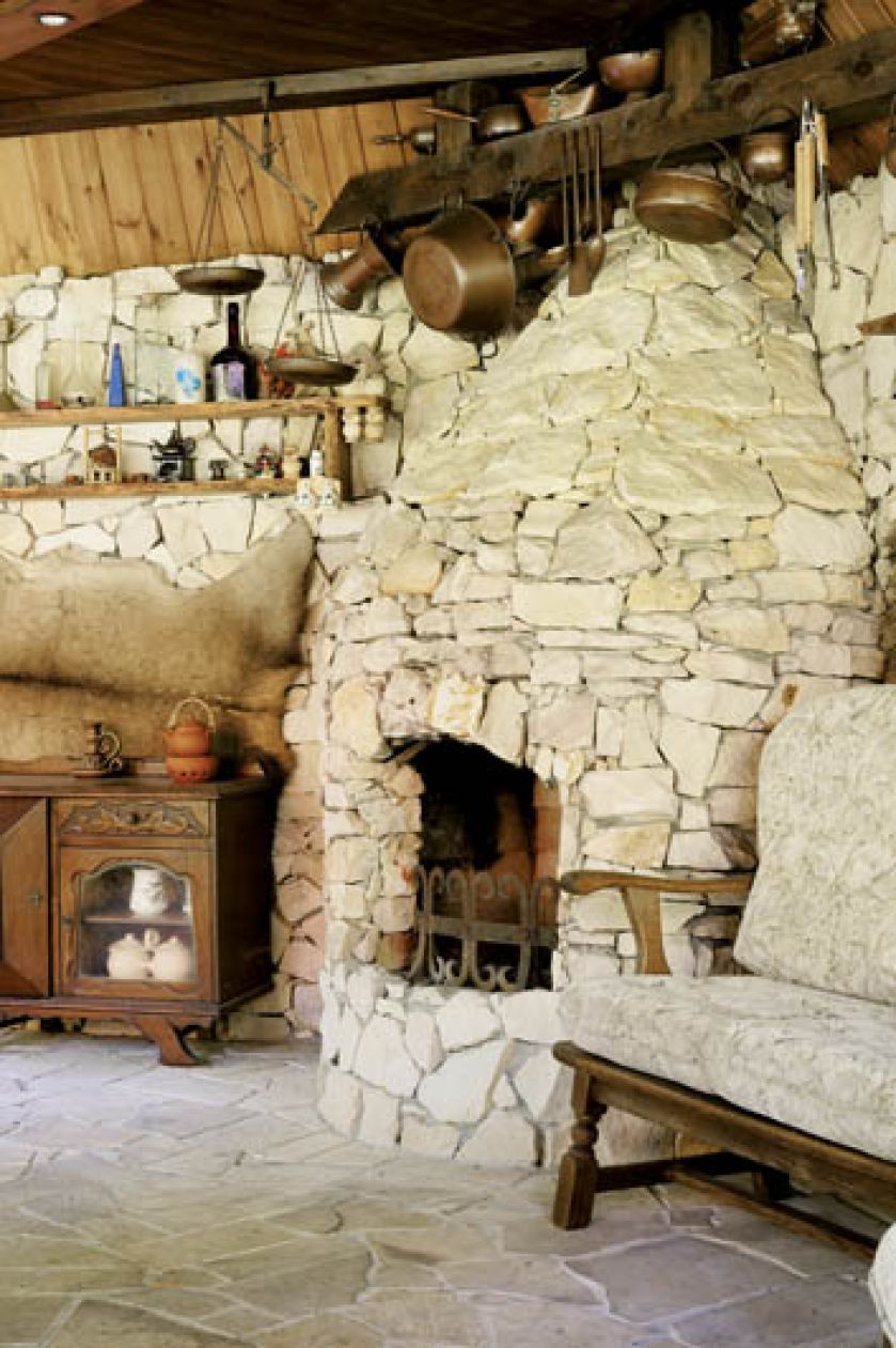 - Co roku organizujemy tam sylwestra. To już utarty zwyczaj. Zapraszamy przyjaciół, palimy w kominku,