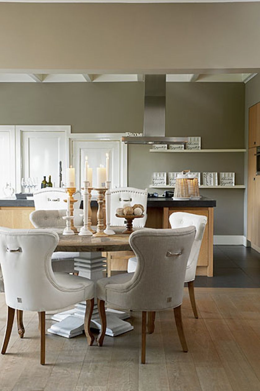 Crossroads, 8777 zł krzesła George tapicerowane lnem po 2165 zł patera drewniana za 206 zł świeczniki, 222