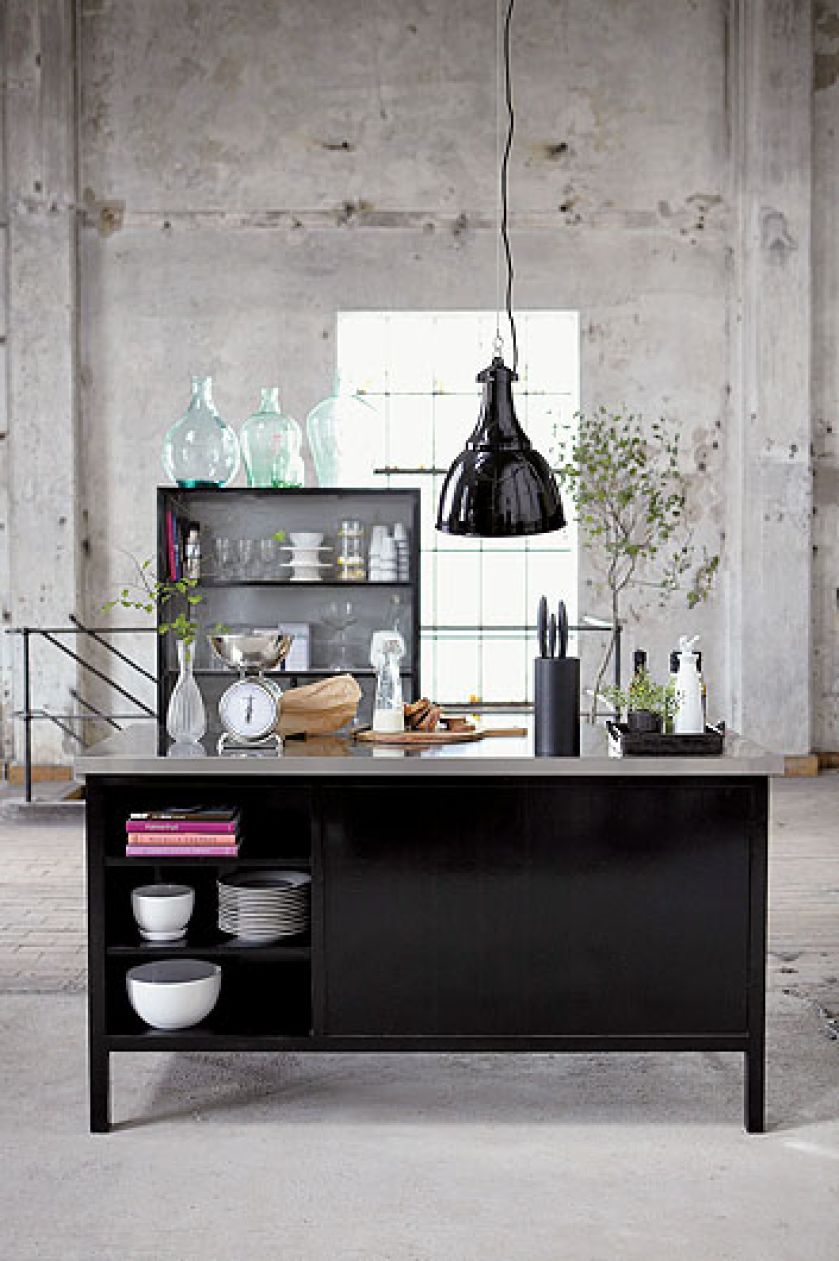 Czarna industrialna Dana z solidnego, grubego metalu lakierowanego na wysoki połysk kosztuje 989 zł. belle maison