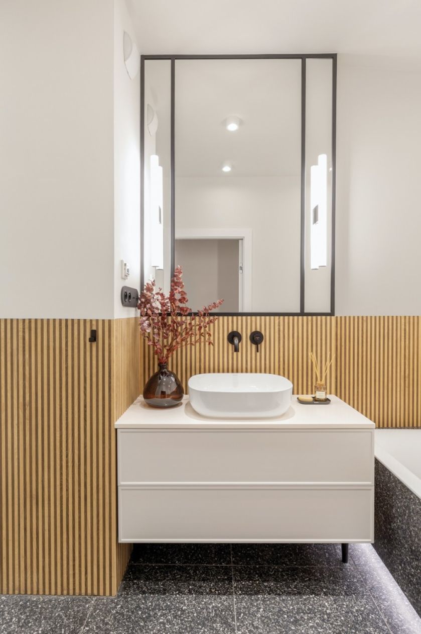 drewno i czerń w łazience