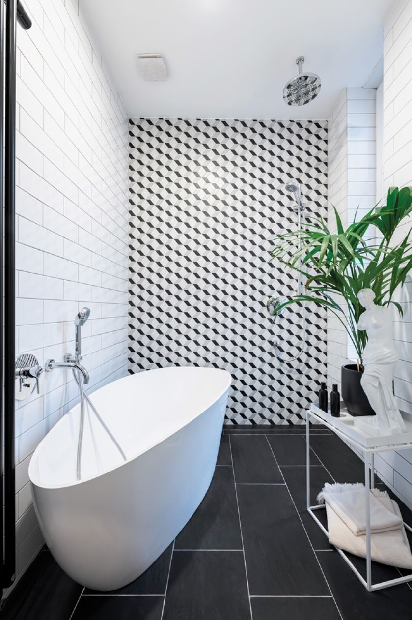 czarno białe płytki w łazience