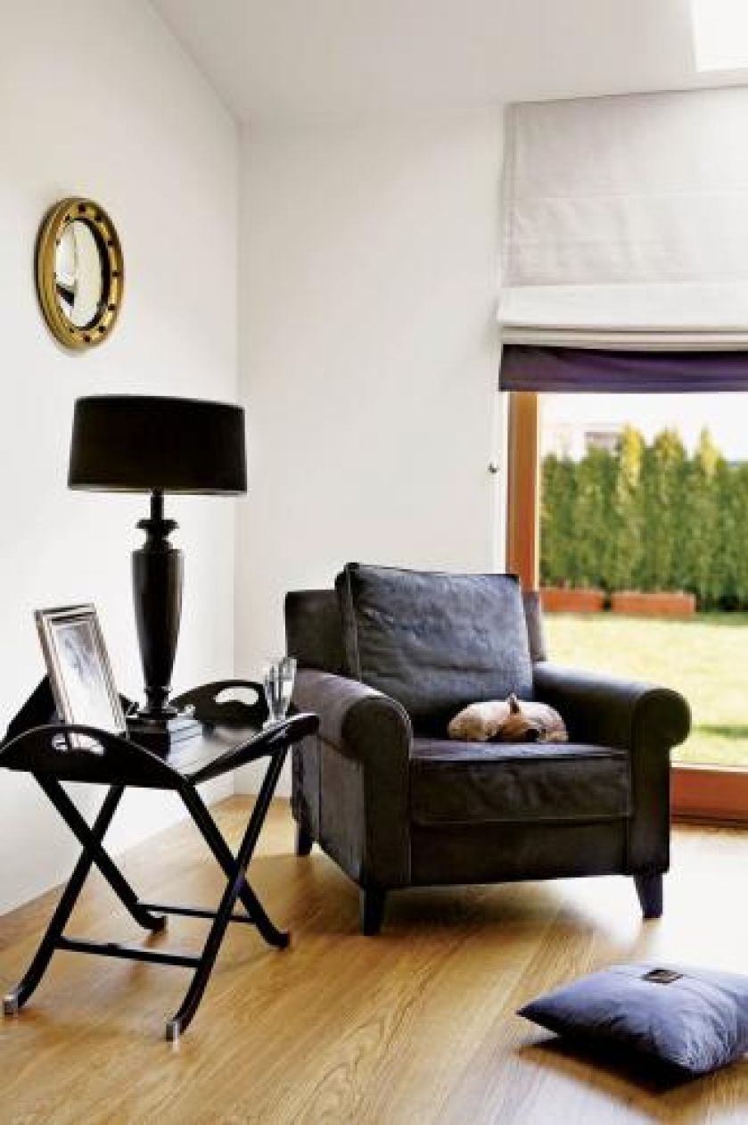 Czarny fotel przyjechał z targów meblowych w Portugalii, a stolik- z angielskiej wypożyczalni mebli.