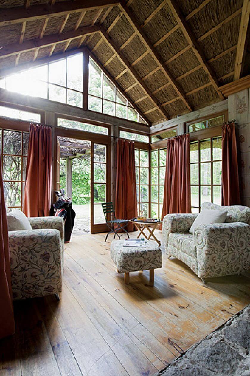 Dach w tej części domu ma strzechę również od wewnątrz.