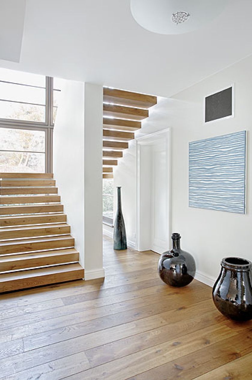 Dębowe schody to pomysł architekta Patryka Matyja, są jak dzieło sztuki. Stopnie łączą się z murem tylko z jednej