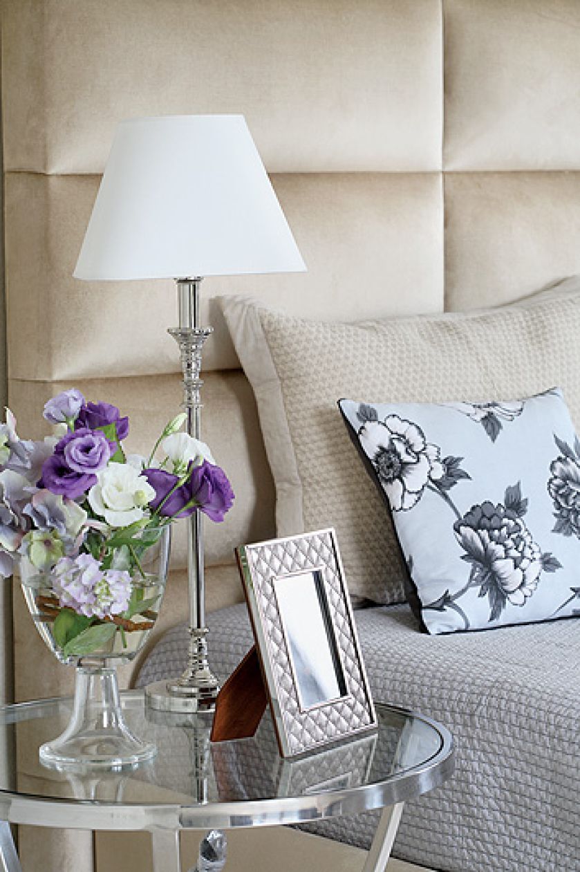 Dębowy francuski parkiet, gzymsy, sztukaterie, panelowe ściany, kominek z matowego piaskowca, który wygląda, jakby był