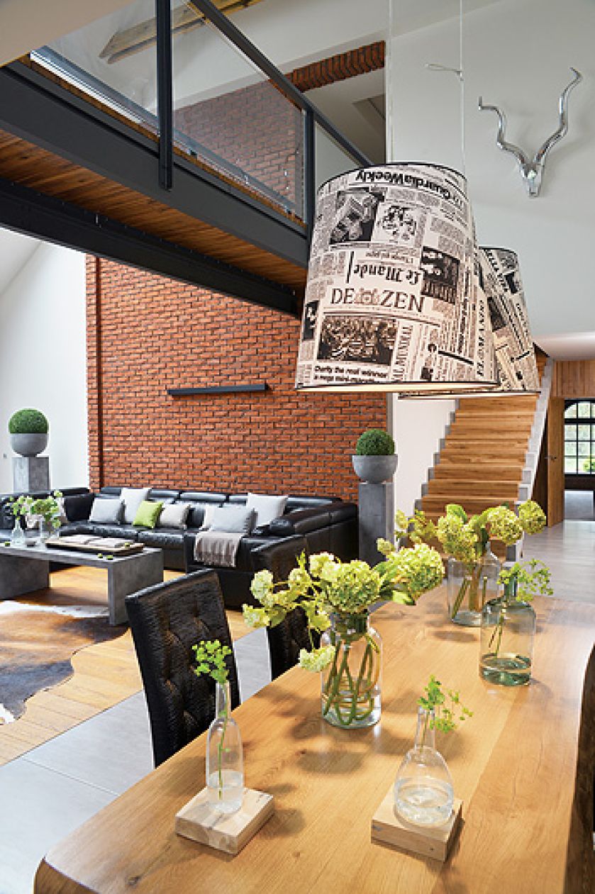 Dębowy stół ze skośnym blatem wsparty jest na połówkach pni drzew.