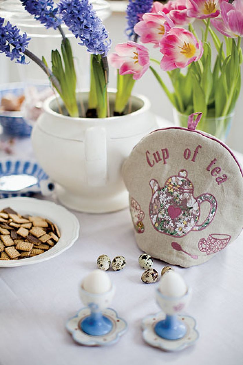 Dekoracje wiosenne. Biały domek z gankiem