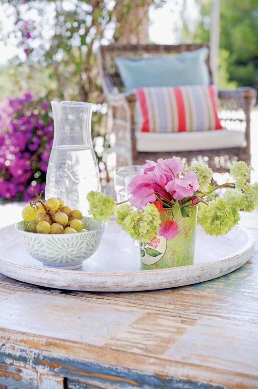 Ariadna całe dnie spędza wdychając zapach rozmarynu rosnącego na zboczach. Werand ma przy domu tyle, że z każdego pokoju