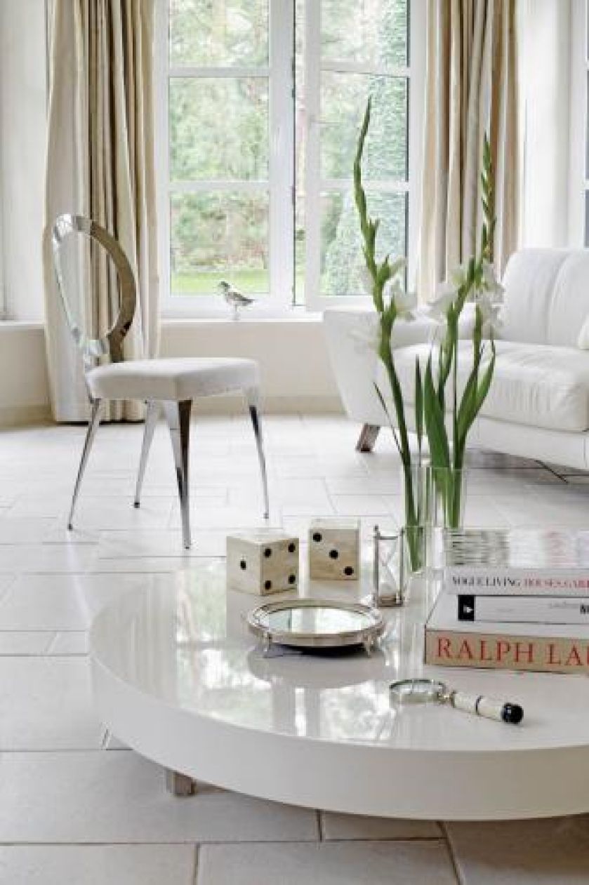 Dizajnerskie dodatki od włochów- krzesło marki Cantori, a stolik od Natuzziego.