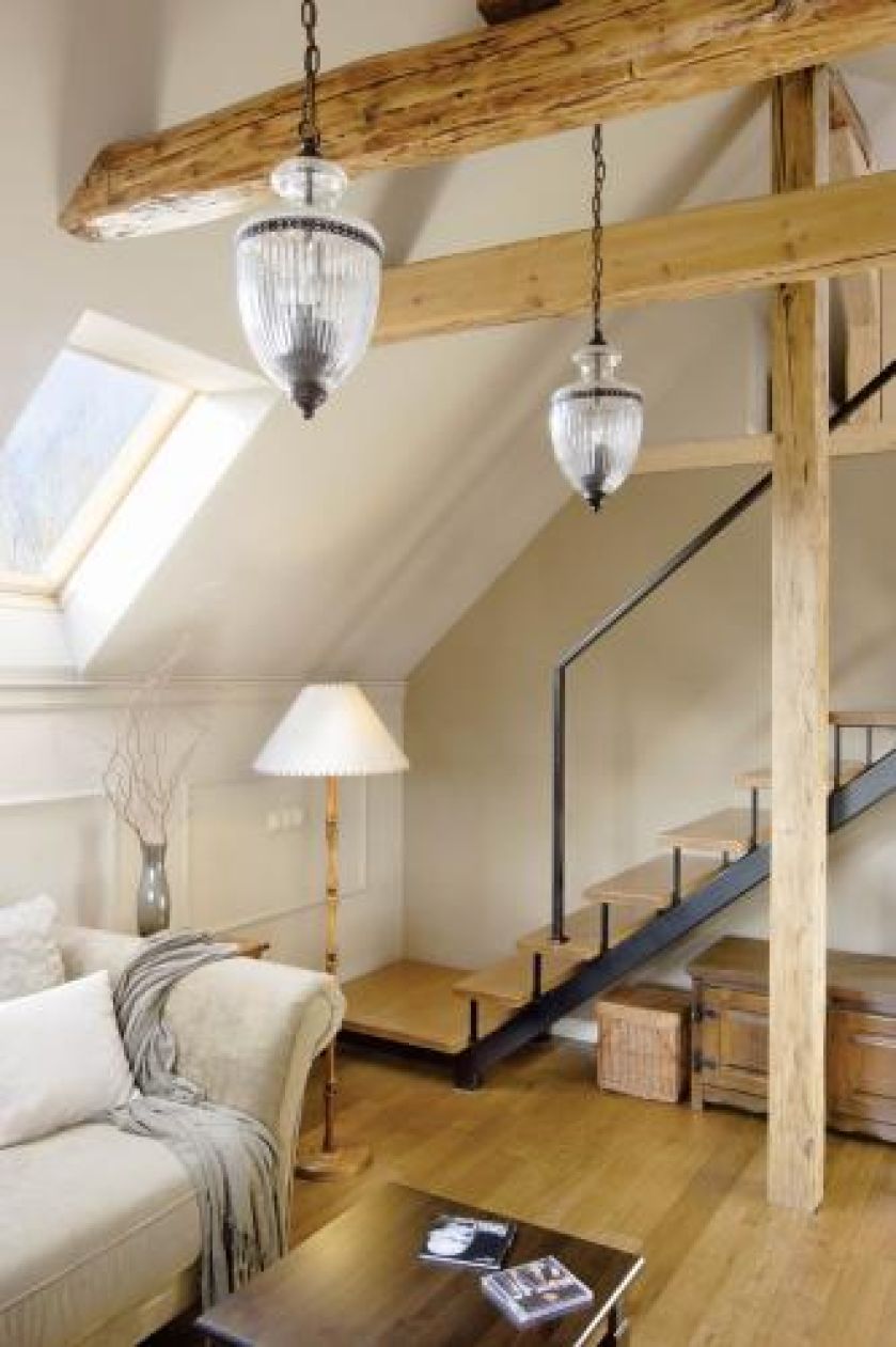 Do ascetycznego stylu wnętrza pasują lampy na łańcuchach.