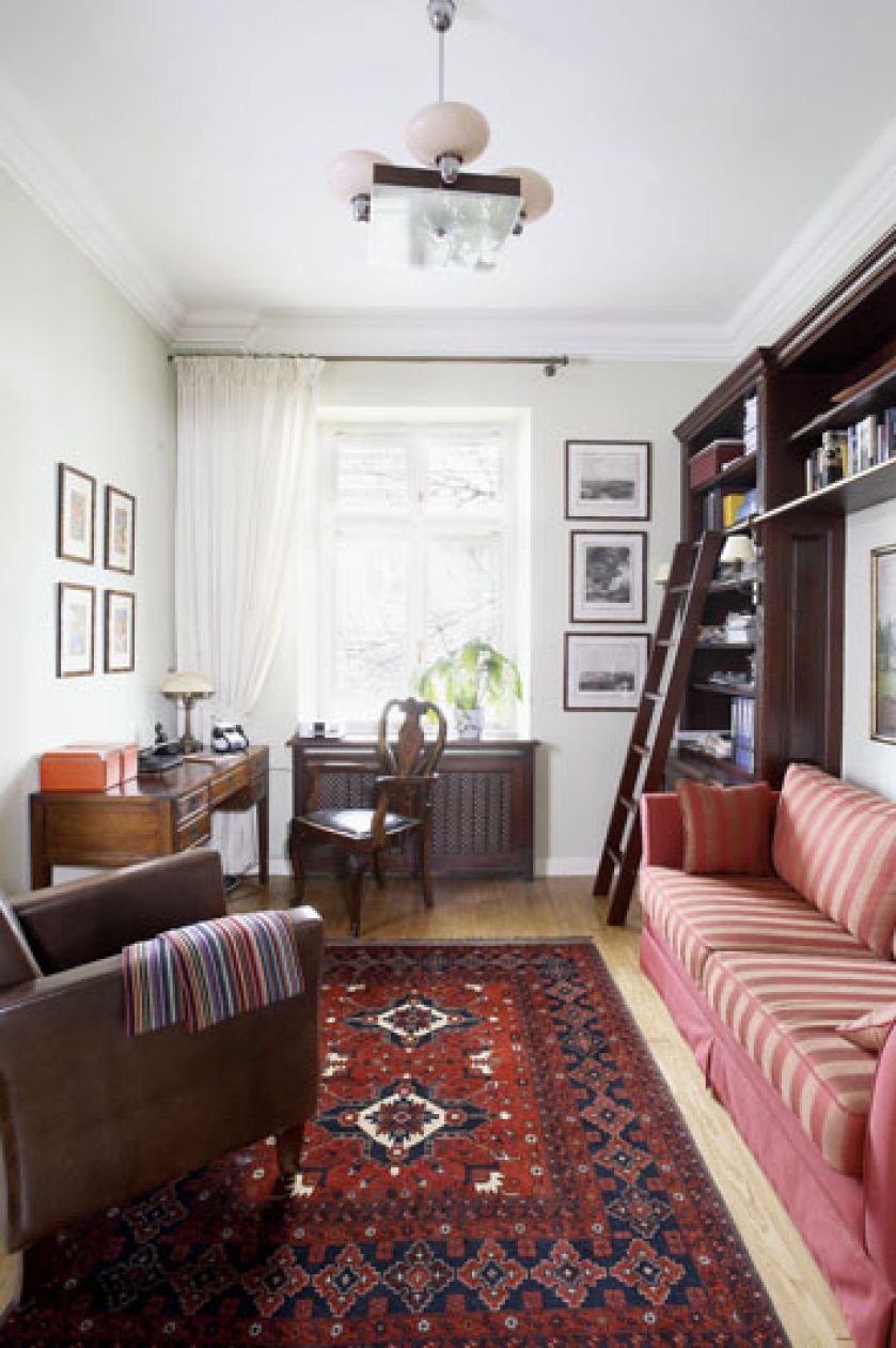 Dobra sztuka, ciut art déco i perełki z antykwariatów. Mieszkanie z klimatem w centrum Warszawy.