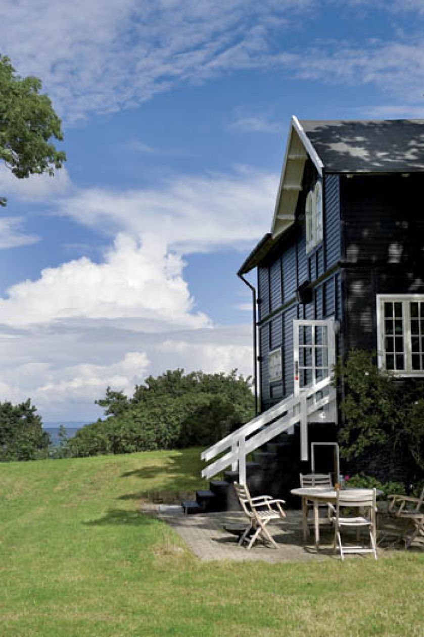 Dom pomalowany na czarno i biało wygląda identycznie jak sto lat temu.