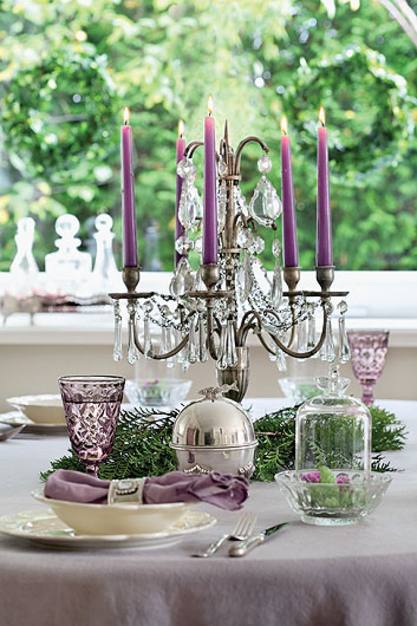 Dom w stylu francuskim z mnóstwem bieli i lawendowymi dodatkami.