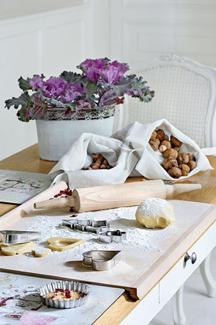 Dom w stylu francuskim z mnóstwem bieli i lawendowymi dodatkami.