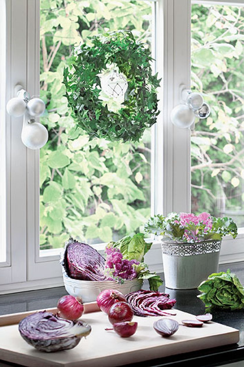 Dom w stylu francuskim z mnóstwem bieli i lawendowymi dodatkami.