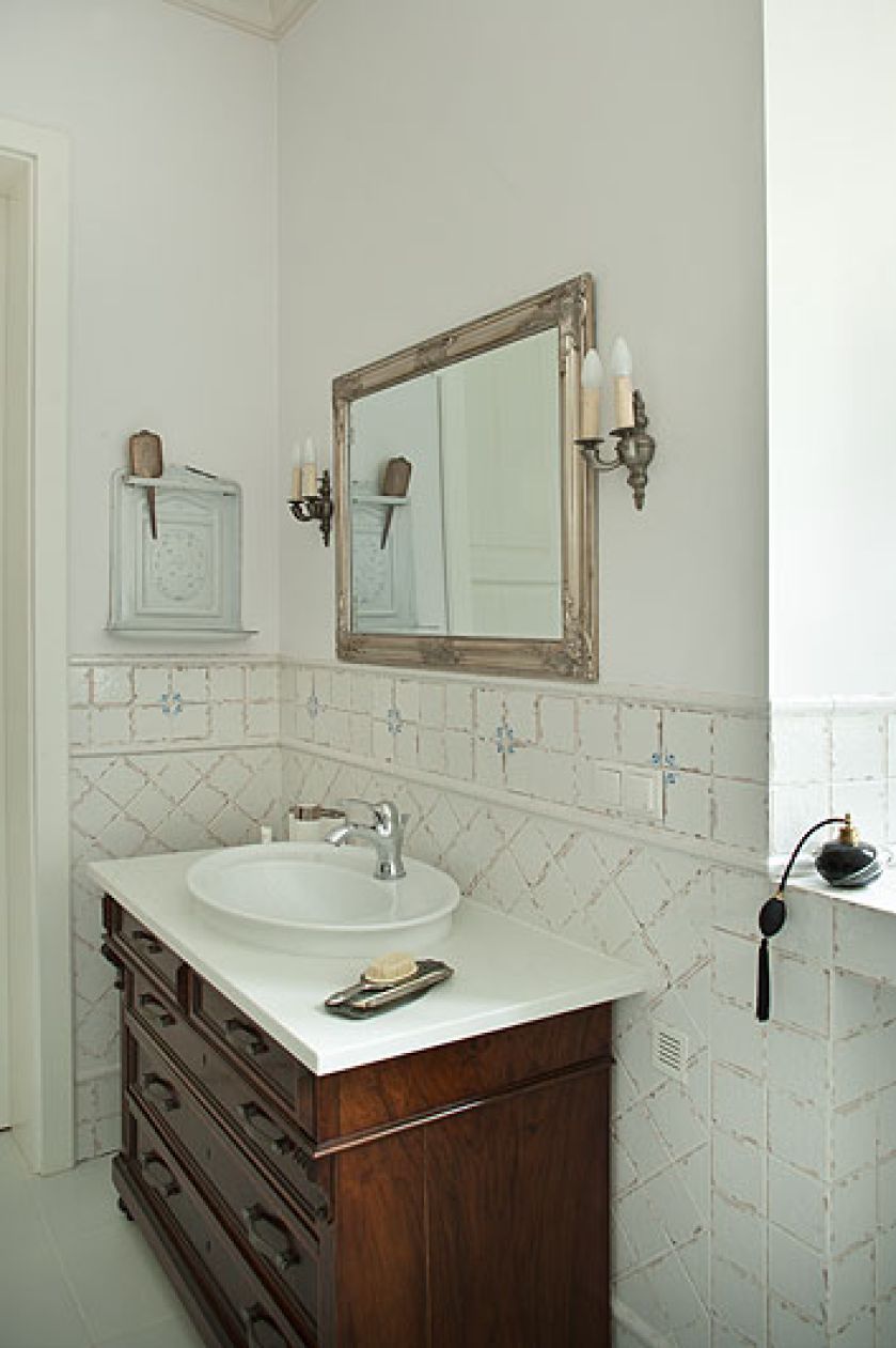 Dom wygląda, jakby był meblowany od pokoleń. A połączenie drewna i kamienia sprawia, że w domu jest ciepło, sielsko