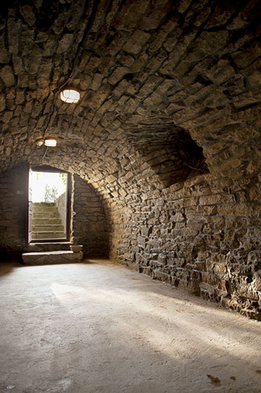 Dom wygląda, jakby był meblowany od pokoleń. A połączenie drewna i kamienia sprawia, że w domu jest ciepło, sielsko