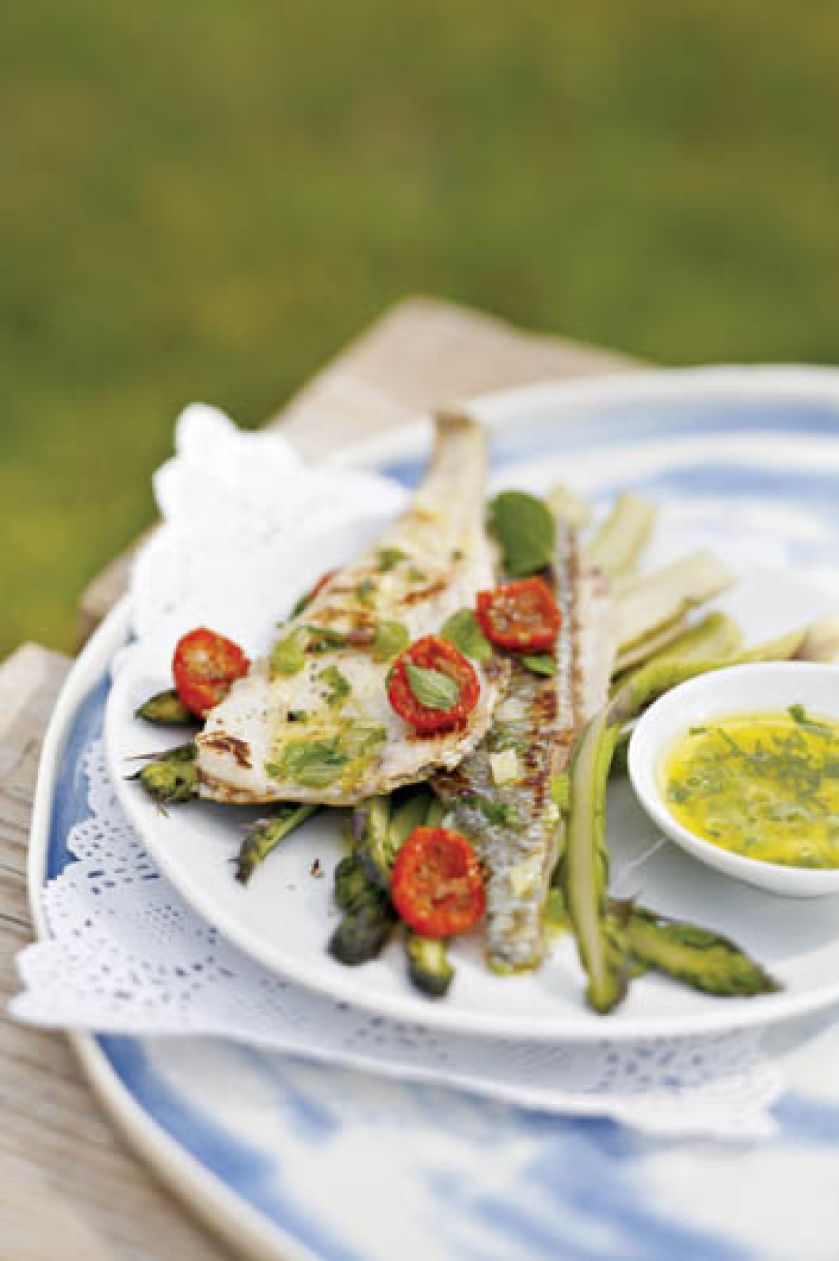 Dorada z grilla ze szparagami. Smak morza