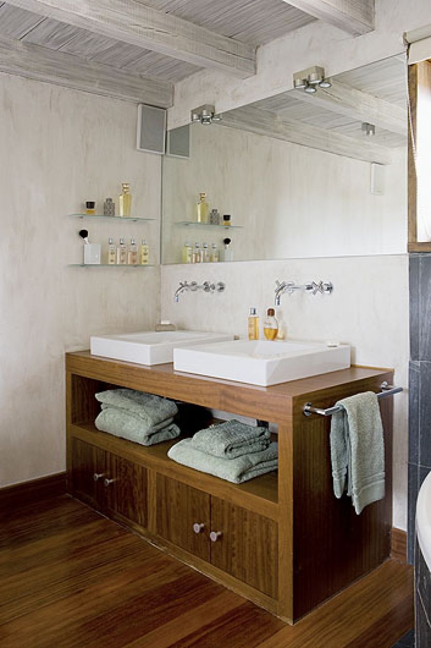 Drewniana szafka pod umywalkę - nowoczesna a nie rustykalna.