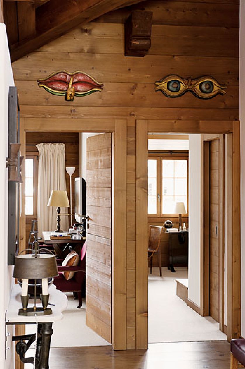 Drewniane ściany i sztuka nowoczesna.