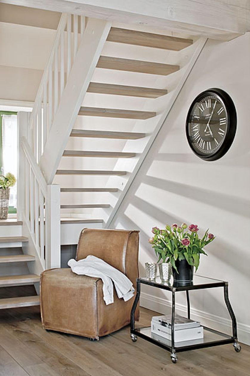 Drewniany dom nad jeziorem. Dwieście kilometrów od krzykliwego miasta, kilka kroków od plaży.